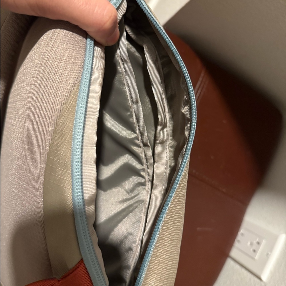 Patagonia Atom Sling 8L in Seabird Grey [NWOT] - Picture 3 of 3